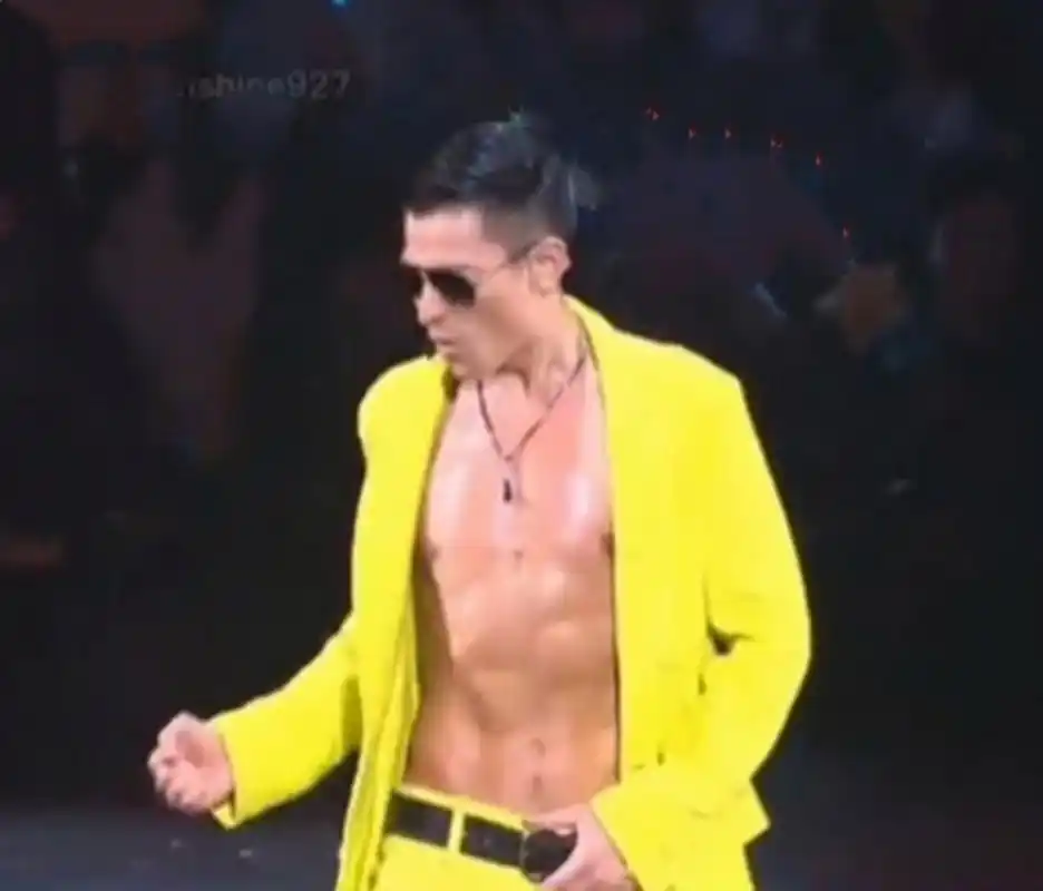 刘德华演唱会,华哥.劲歌热舞,露出八块腹肌,全场沸腾.