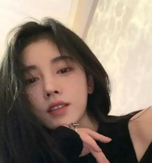 鞠婧祎终于卸妆了这次的新脸又纯又欲比千金风更美更时尚