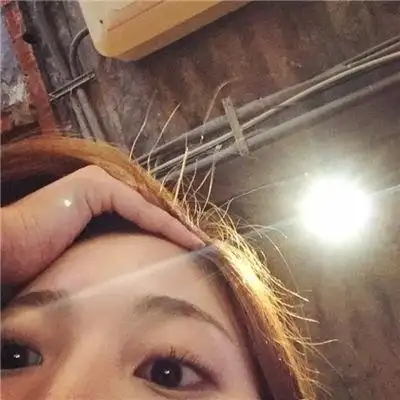 2021新款头像女,红衣捂脸闭眼女头像 就这个 求原图.