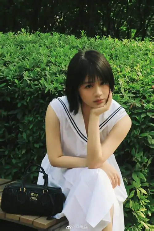 马思纯夏日氧气随拍##马思纯短发白裙造型