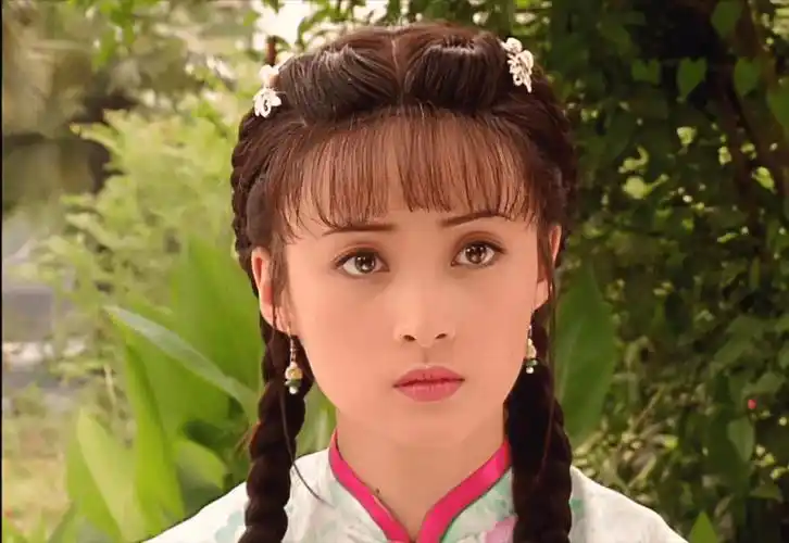 扎双麻花辫让人眼前一亮的只服这几位,辨识度高还