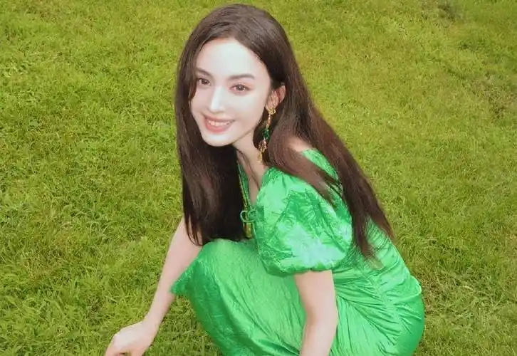 娜扎罕见翠绿色连衣裙秀窈窕曲线 嘟嘴自拍灵动俏皮