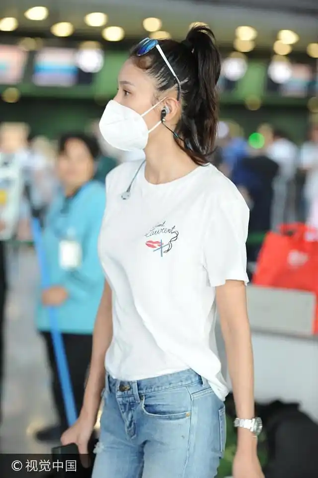 2017年8月3日,上海,张蓝心现身机场.  图片来源:elyn/视觉中国