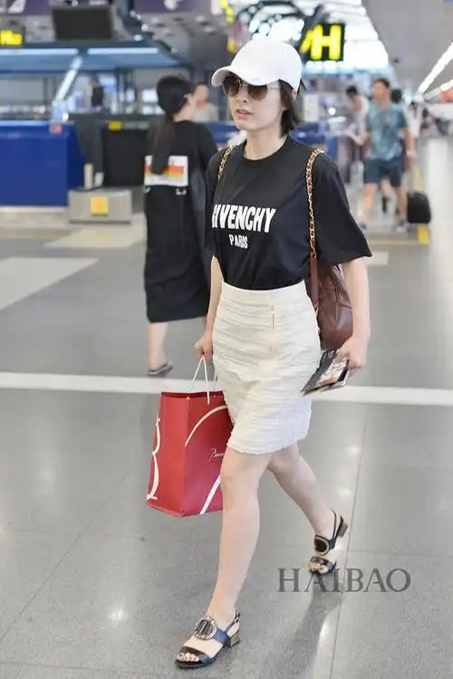 唐嫣2017年7月10日上海机场街拍:身着myne圆领t恤搭配sandro 2017春夏