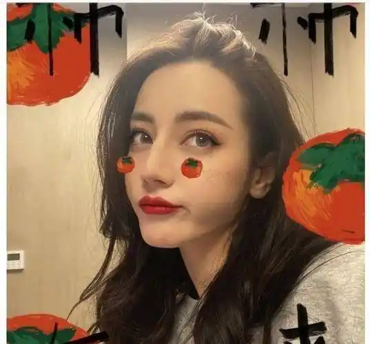 原创迪丽热巴晒搞怪照还祝福各位丝儿儿童节快乐永远都是小朋友