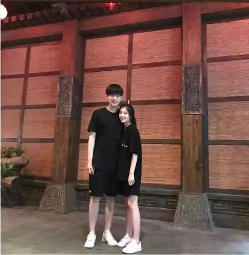 186cm的身高,站在一起身高差很萌,衬得紫莹十分娇小.