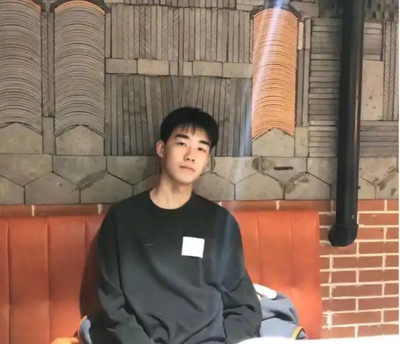 中南大学校草颜值高本科毕业留校读博被称为现实版韩商言