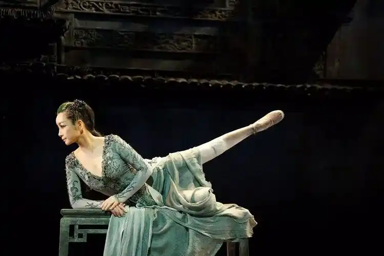 《青蛇》话剧舞台上的秦海璐