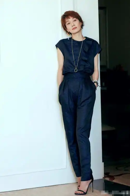 44岁马伊琍好会穿印花连衣裙搭高跟鞋温柔高级气场强过姚笛