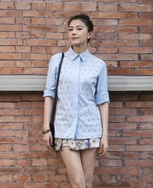 高圆圆穿上黑白条纹长袖t恤再穿淡蓝色卷边裤清爽好看