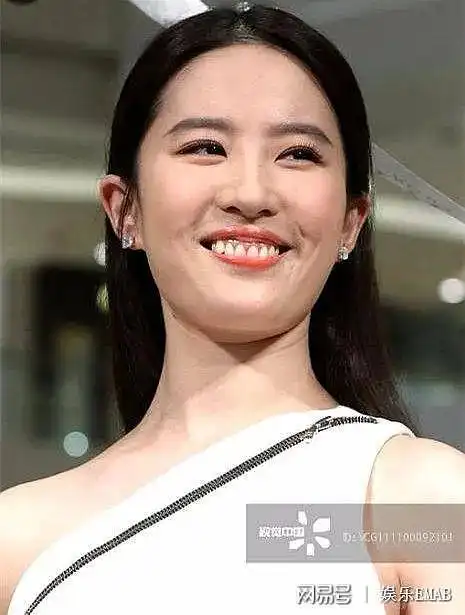 刘亦菲这么多年了,为什么不做表情管理?