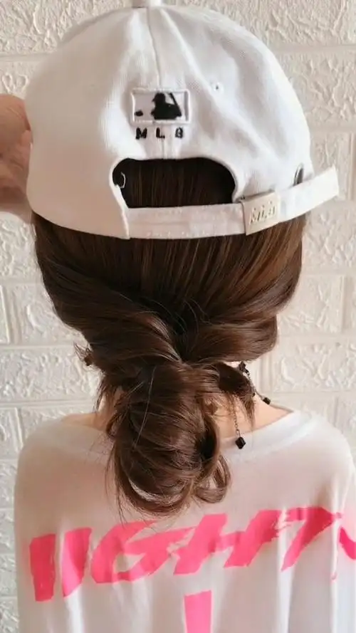 中长发的妹子戴帽子可以这样扎,非常漂亮好看