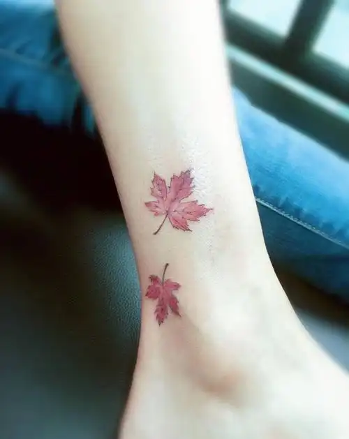 枫叶纹身图片_脚部肩部腰部腿部手部腹部胸部背部手臂植物纹身图案
