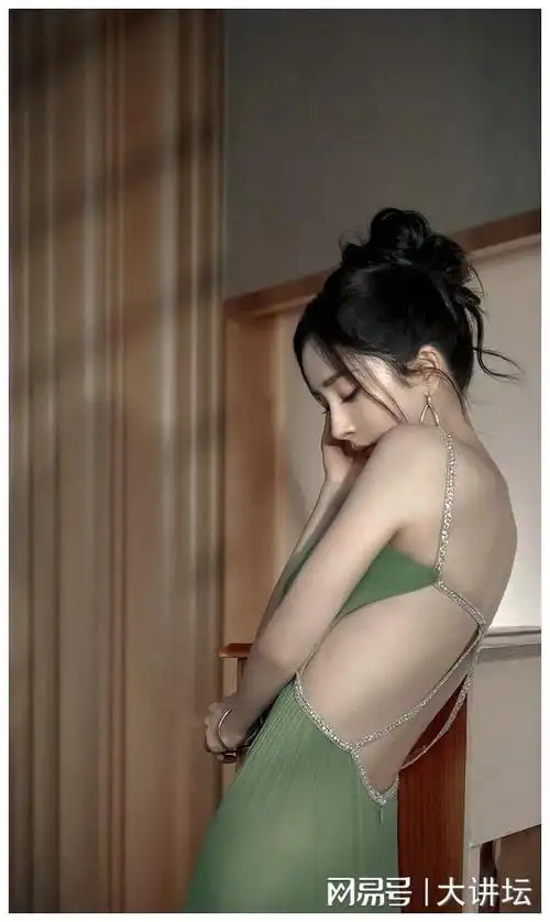 杨幂内娱"天花板" 赏心悦目的衣品,颜值与身材,你知道多少?