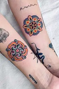 寓意圆满的彩色好看的曼陀罗花纹情侣纹身图案