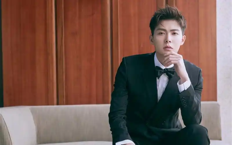 张铭恩帅气西装写真图片桌面壁纸