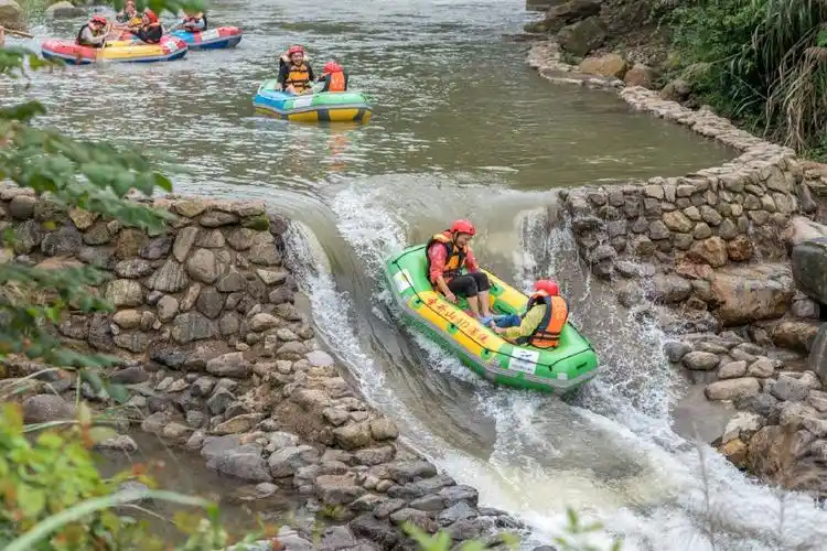 漂流也要拼颜值,圣井山最美漂流在青山绿水间尖叫