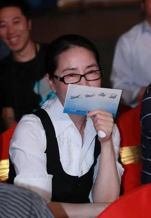 不愧是大哥的女人成龙老婆罕露面白衣黑裙优雅气质赛过女明星