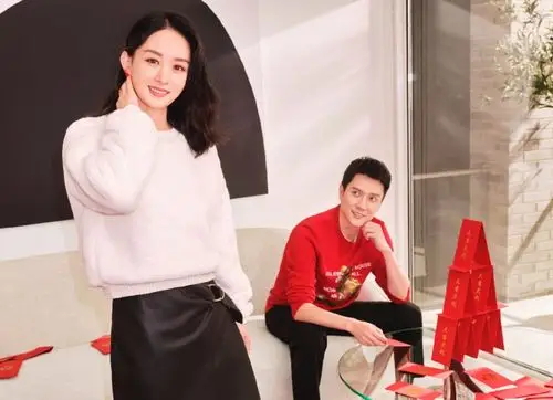 原创赵丽颖冯绍峰穿休闲服拍海报,看到他们的造型,确定已为人父母?