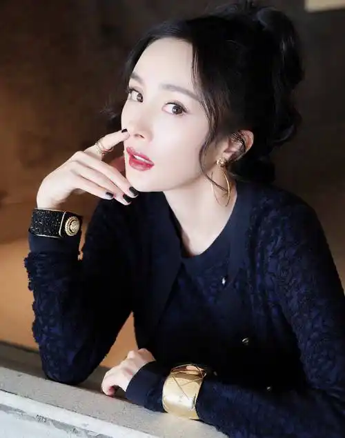 原创杨幂高清写真贵妇姿态太到位了小蛮腰大长腿吸睛五官太漂亮