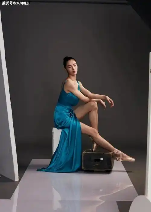 钟楚曦杂志高清图花絮穿裙粉芭蕾鞋线条一流