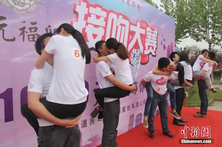 连云港举行接吻大赛 恋人为钻戒苦吻40分钟