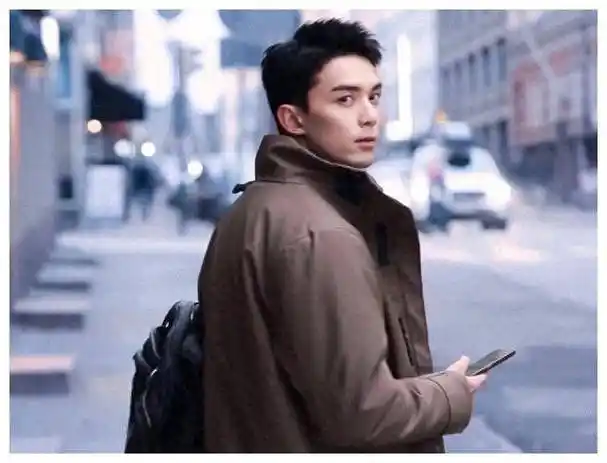 从6岁到24岁,吴磊颜值大变化,小时候可爱,长大后帅气十足!