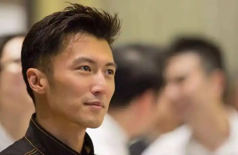 谢霆锋为王菲苦练厨艺,说她不吃榴莲,网友:这是官方发糖吗