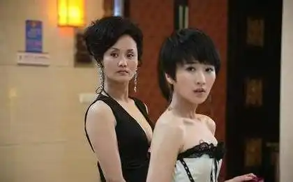 称"富贵妈妈",从模特到演员凭演技走红,如今51岁美丽不输当年_李颖