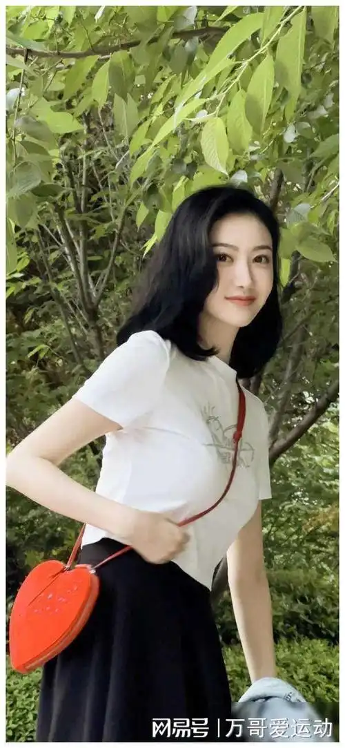 舆论后景甜新照爆出,初夏淡雅妆容甜美又清新!|发型|轻妆_网易订阅