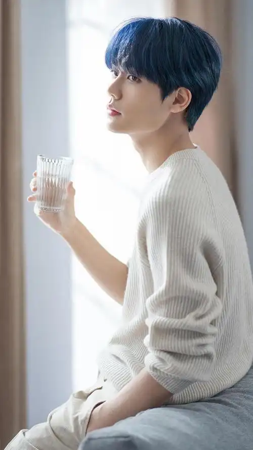 小鲜肉林彦俊蓝发阳光帅气写真,高清图片,手机壁纸