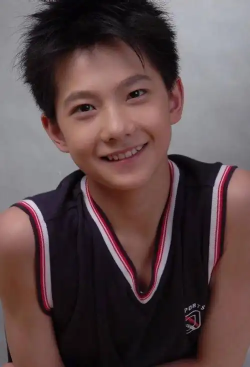 来看看杨洋小时候的照片!小时候就长得眉目清秀_高清图集_新浪网