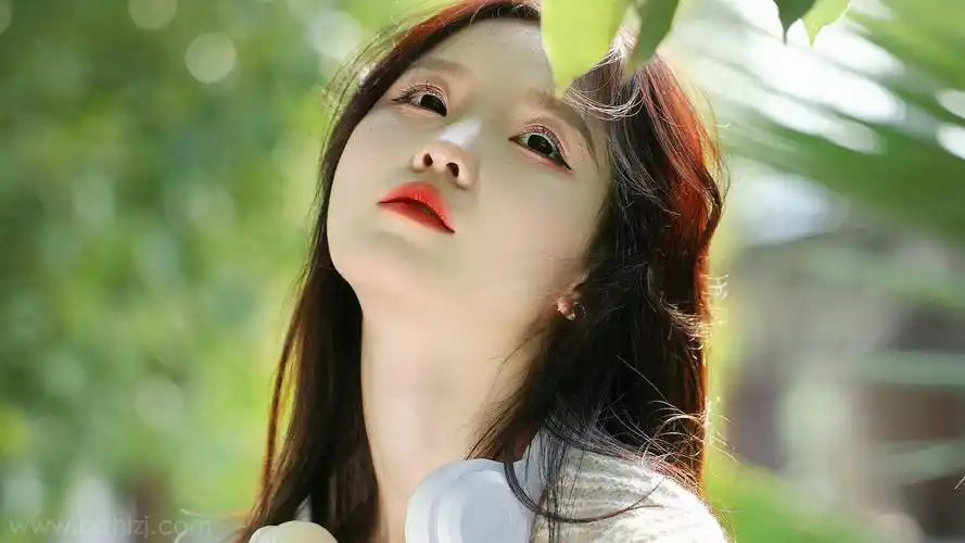 戴耳机的少女高清壁纸