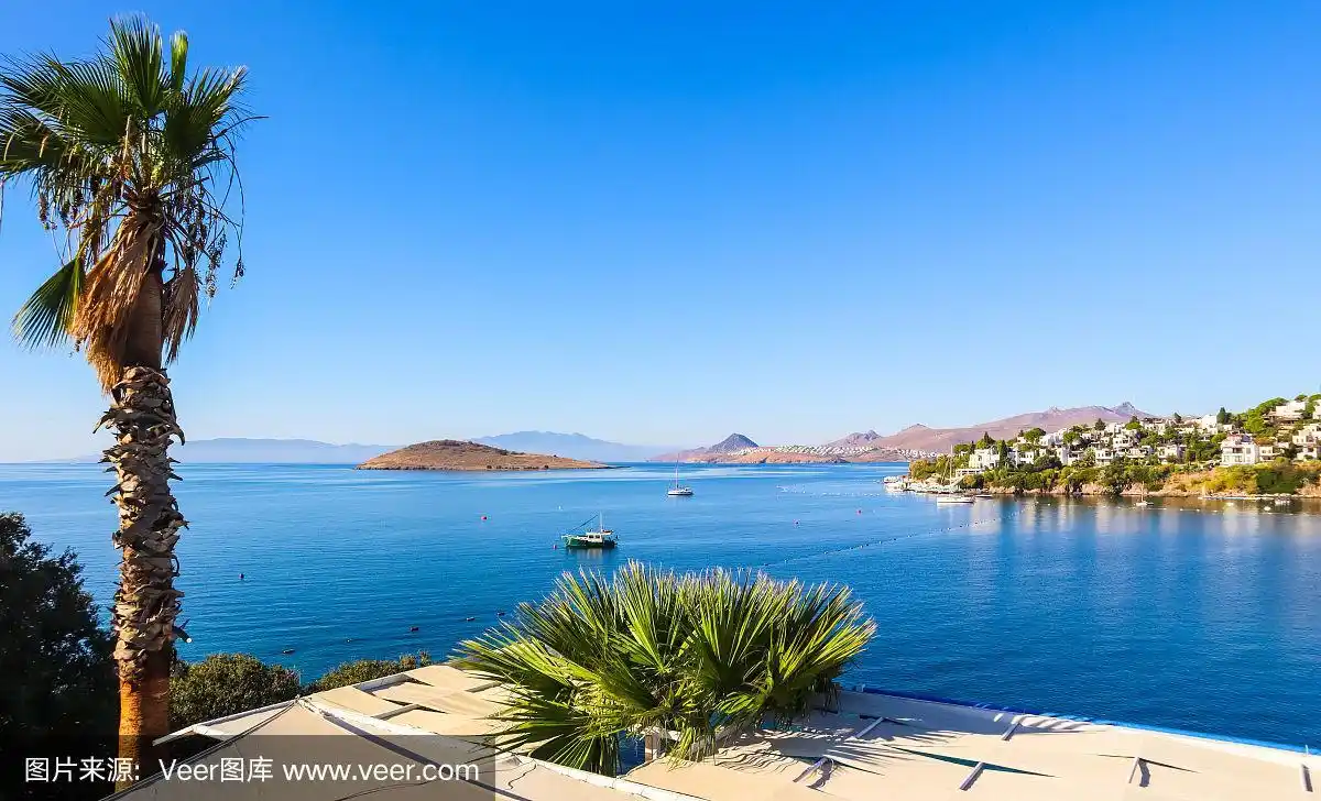爱琴海海岸有奇妙的蓝色海水,丰富的自然,岛屿,山脉和白色的小房子