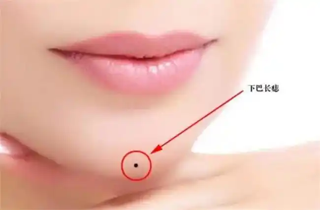 还有就是下巴正中间长痣的人,有很多人都认为这种人是很难相处的,在