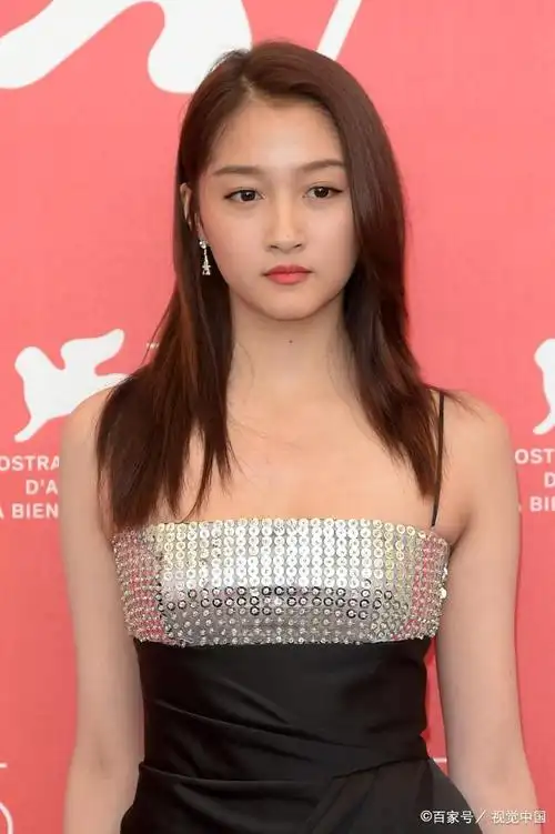 173傲人身高的关晓彤,穿上这身黑色连体裤,简直胸部以下全是腿