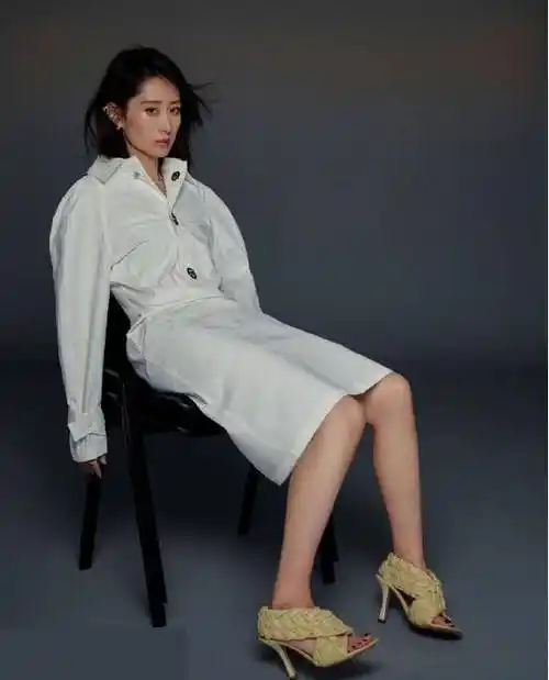 不得不说刘敏涛的的高跟鞋造型是非常的高级的,比这一双编织类型的凉