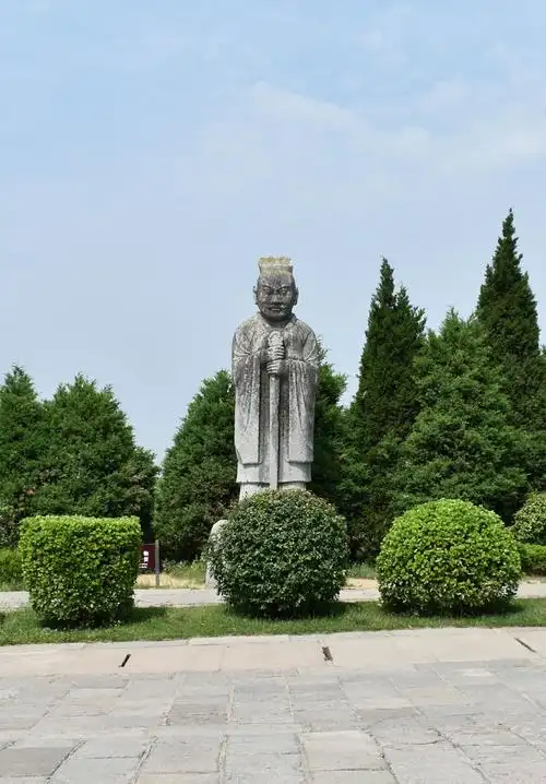 我们很快出来乘坐游览车奔向最后一个景点 __ 乾陵 武则天的无字碑