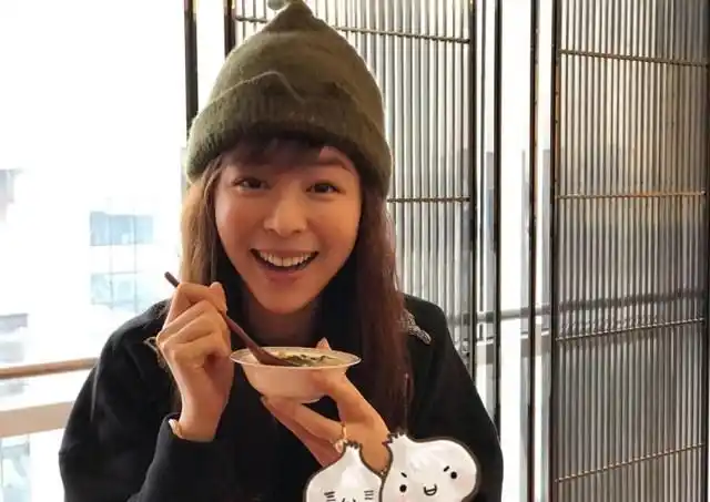 气质美女"张静初":腊七腊八,冻掉下巴,吃碗腊八粥把下巴粘住