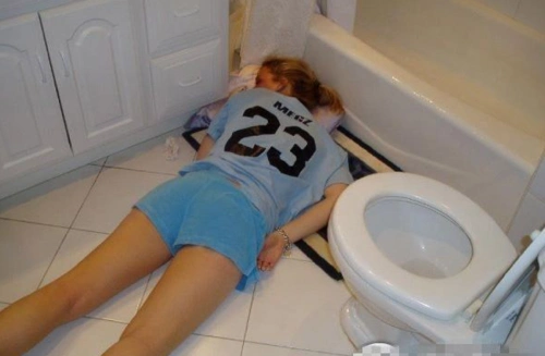 美女喝醉酒后丑态百出 还以为只有男人才这样