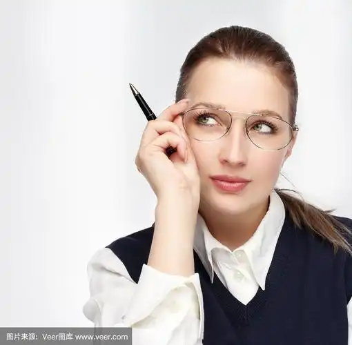 近距离肖像迷人的女人戴眼镜,看侧面.