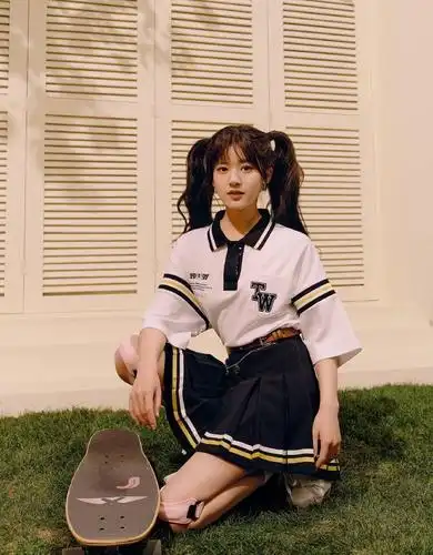 赵露思真的嫩,双马尾挑战学生装,滑板配护膝看着真专业
