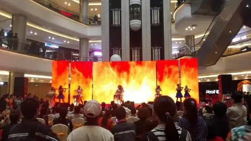 商场内的精彩表演