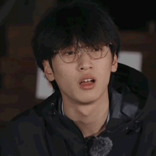 捧着这个瓜皮小眼镜儿猪亲了又亲爱不释手…  #严浩翔这是我的岛