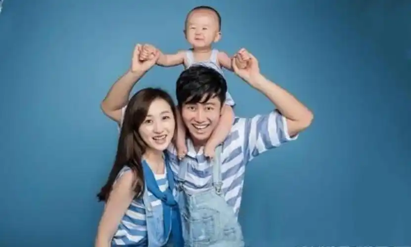 原创35岁赵荀近照,隐瞒了多年的漂亮老婆,原来是我们熟悉的她