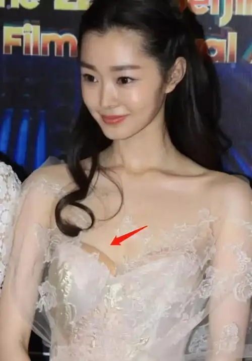 穿旗袍最美的宋轶这会穿旗袍走光了,身边这位男星的表现真是