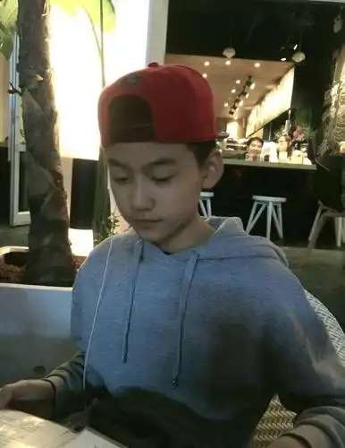 周柯宇的哥哥爆出周柯宇童年照,学员们惊叹道:"这不是你吧!