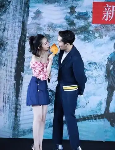 男主张若昀甚至毫不顾忌地放下了已经结婚的身份,与女主李沁公开展开