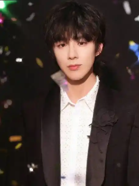 刘宇宁临时开直播回应称"我曾经结过婚没有孩子",在直播中还向女生一