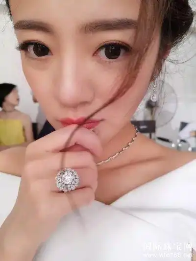 亚洲巨星安以轩空降成都出席爱恋珠宝十年焠火炽焰盛典